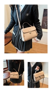 Details der beigen Handtasche aus Litschi-Leder mit goldenem Drehverschluss und Riemen
