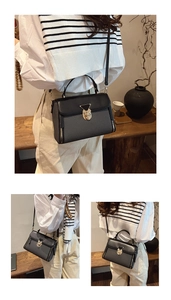 Details der schwarzen Vintage-Umhängetasche mit goldenem Dreiecksschloss und Lederstruktur