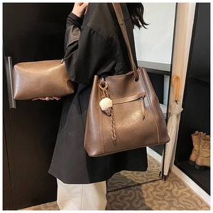 Dettagli del set borsa tote in ecopelle marrone scuro con pochette interna e ciondolo