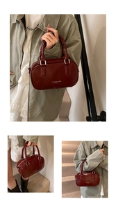 Détail du sac à main en cuir verni bordeaux avec finitions argentées et style rétro