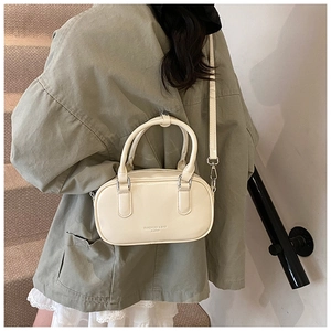 Détail d'un sac à main Boston blanc crème avec texte FANSIKUQI et bandoulière réglable