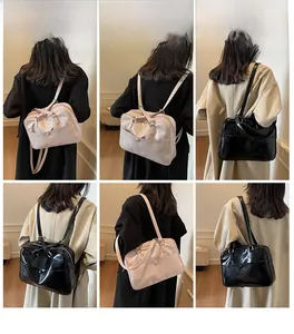Dettaglio della borsa tote versatile in similpelle portata a spalla e a zaino