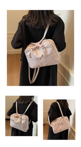 Dettagli degli spallacci regolabili e texture in vernice rosa della borsa tote versatile