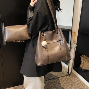 Set borsa tote e pochette in ecopelle marrone scuro con ciondolo decorativo