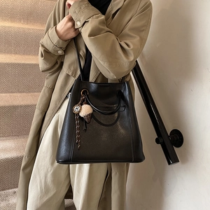Borsa a secchiello minimalista in pelle nera con manico e ciondolo gelato in peluche