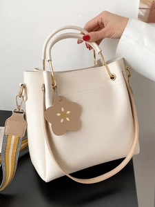 Damen Minimalistische PU Leder Eimertasche Kontrastfarbe Umhängetasche Mit Blumen-Charm Und Gestreiftem Breitem Gurt Stilvolle Schultertasche