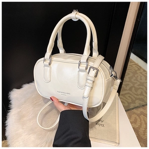 Détails du sac Boston blanc crème avec ferrures argentées et texture cuir synthétique
