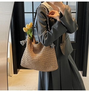 Sac fourre-tout en paille fait main avec poignée élégante en foulard de soie à rayures noires et blanches