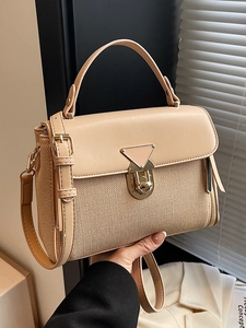Elegante beige Patchwork-Handtasche mit goldener Hardware und gewebter Textur-Detail