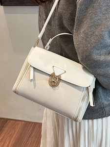 Schicke cremefarbene Handtasche im koreanischen Stil mit goldener Dreiecksschnalle