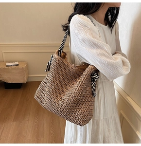 Détail du sac cabas en paille tissé main avec foulard zèbre en soie sur l'anse
