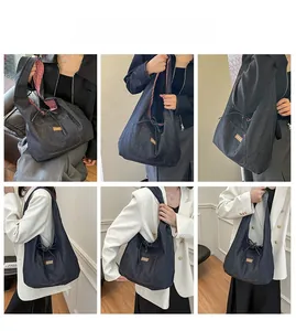 Vues détaillées d'un grand sac cabas en denim avec doublure à carreaux et poches de côté