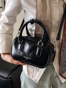Sac Boston rétro en cuir brillant noir avec finitions argentées porté main ou en bandoulière