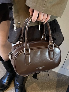 Sac Boston rétro marron foncé brillant avec détails argentés et logo de mode chic