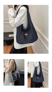 Détail d'un sac cabas en jean avec nœud coulissant et doublure réversible à carreaux noirs