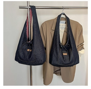 Détail du grand sac cabas en denim avec doublure à carreaux double face et lien de serrage