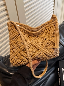 Sac bandoulière bohème en macramé tissé main avec motifs géométriques et pompons