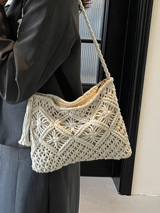 Sac bandoulière bohème crème en macramé avec motif floral et pompon à franges