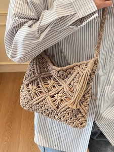 Sac bandoulière bohème tissé à la main avec pompons et motifs losanges en relief