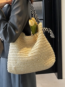 Sac fourre-tout chic en paille tissée avec foulard rayé et grande capacité pour vacances de plage