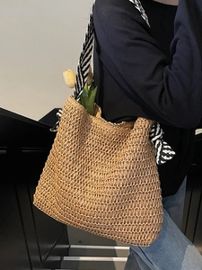 Sac fourre-tout en paille tressée avec ruban rayé et décoration de tulipes fraîches
