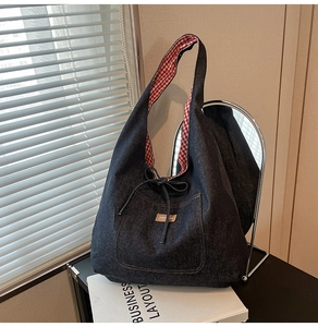 Détail du sac cabas en jean avec doublure vichy rouge et nœud décoratif en cordon