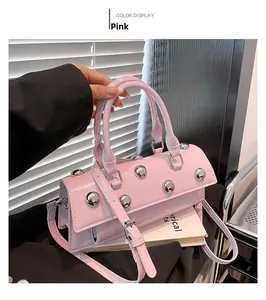 Vue détaillée du sac à main en cuir PU rose avec clous argentés et bandoulière réglable