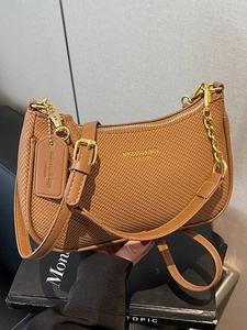 Sac à bandoulière hobo tissé minimaliste en marron avec bandoulière en cuir et boucles d'or