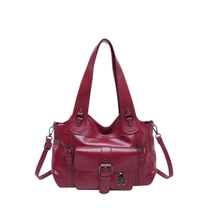 Vintage μπορντό τσάντα tote με υφή litchi, διακόσμηση νεκροκεφαλής και λουράκι ώμου