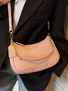 Sac hobo rose minimaliste texture tissée avec chaîne dorée et bandoulière en cuir souple
