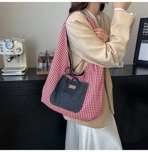 Détail du grand sac cabas à carreaux rouges avec poche en jean et décoration de nœud