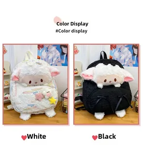Dettaglio degli zaini in peluche a forma di pecora disponibili in bianco e nero soffice