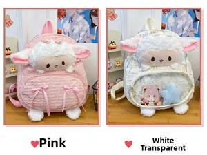 Dettaglio dello zaino di peluche rosa con fiocco e borsa bianca con tasca in PVC trasparente