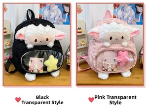 Dettaglio dello zaino in peluche a pecora con tasca in PVC trasparente e inserti anime