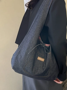 Grand sac hobo en jean avec cordon de serrage et doublure à carreaux pour femme