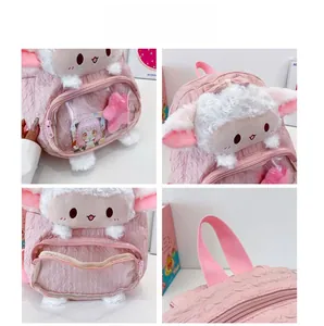 Dettaglio dello zaino di peluche a pecora rosa con finestra in PVC e tessuto a pieghe
