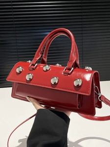 Sac Baguette à Rivets pour Femmes en Cuir PU Brillant Sac à Bandoulière Style Rue Décoration de Rivets Spice Girl Satchel