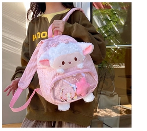 Dettaglio dello zaino rosa a forma di agnello con tasca trasparente e testa morbida