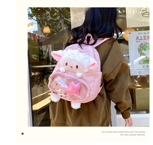 Vista dettagliata dello zaino in peluche rosa a forma di pecora con finestra trasparente