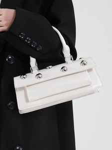 Sac baguette blanc brillant avec rivets argentés et détails métalliques de style urbain