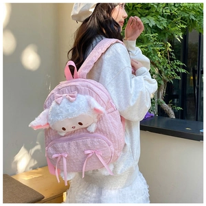 Scatto all'aperto di uno zaino rosa con una grande testa di agnello in peluche bianco