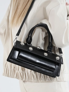 Sac baguette noir style urbain avec rivets argentés et bandoulière amovible pour femme