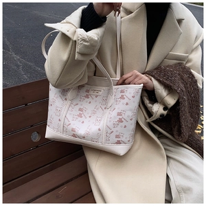 Detail der süßen Katzen und Hasen Prints auf einem beigen Canvas-Shopper Bag