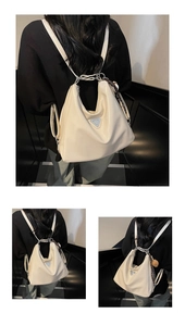 Detail der cremefarbenen Hobo-Tasche mit Metall-Logo und verstellbarem Schultergurt