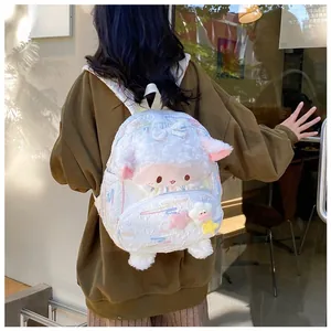 Vista esterna di un simpatico zaino a forma di pecora in peluche bianco con cuciture colorate