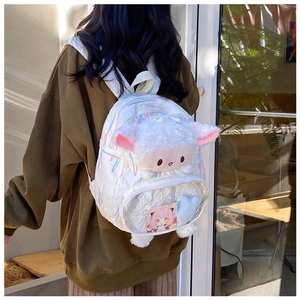 Dettaglio dello zaino in peluche a forma di pecora bianca con tasca in PVC trasparente