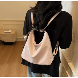 Rückansicht eines Models mit einer rosa glänzenden Tote Bag aus hochwertigem Leder