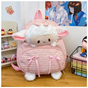 Dettaglio dello zaino a forma di pecora rosa con fiocchi e testa di agnello in peluche