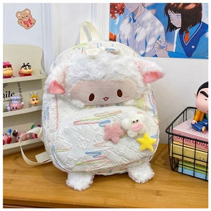 Dettaglio dello zaino a forma di agnello bianco con cuciture colorate e ciondoli