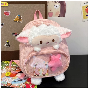 Dettaglio zaino in peluche a forma di agnello rosa con finestra trasparente e fiocco